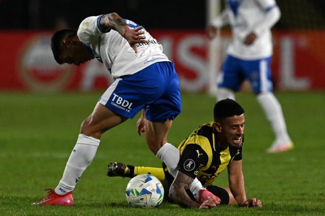 Penarol's forward #07 Javier Cabrera (R) and Velez Sarsfield's Chilean midfielder #05 Claudio Baeza fight for the ball during the Copa Libertadores group stage football match between Uruguay's Penarol and Argentina's Velez Sarsfield, at the Campeon del Siglo stadium in Montevideo, on May 29, 2025. (Photo by Eitan ABRAMOVICH / AFP)
