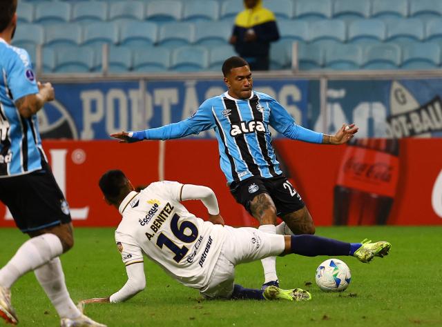 Sportivo Luqueno's midfielder #16 Angel Benitez and Gremio's defender #25 Lucas Esteves fight for the ball during the Copa Sudamericana group stage football match between Brazil's Gremio and Paraguay's Sportivo Luqueno at the Arena do Gremio stadium in Porto Alegre, Brazil, on May 29, 2025. (Photo by SILVIO AVILA / AFP)