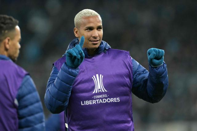 Fortaleza's forward #18 Deyverson gestures during the warm-up before the Copa Libertadores group stage football match between Argentina's Racing and Brazil's Fortaleza at the Juan Domingo Peron (El Cilindro) stadium, in Avellaneda, Buenos Aires province, Argentina, on May 29, 2025. (Photo by JUAN MABROMATA / AFP)