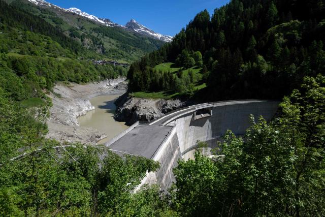This photograph shows the Stausee Ferden dam on the Lonza river that was preemptively emptied to receive the rubble in Ferden, on May 30, 2025, after the huge Birch Glacier collapsed and a massive landslide destroyed the evacuated small village of Blatten in the Swiss Alps. On May 28 the Birch Glacier in Switzerland's southern Wallis region collapsed, sending tons of rock, ice and scree hurtling down the mountain slope and into the valley below. The barrage largely destroyed the hamlet of Blatten, which had been home to 300 people and was evacuated last week due to the impending danger. (Photo by Fabrice COFFRINI / AFP)
