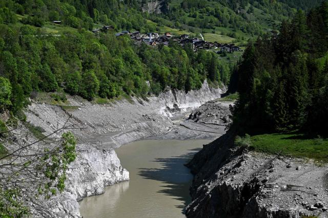 This photograph shows the bed of Stausee Ferden dam on the Lonza river that was preemptively emptied to receive the rubble in Ferden, on May 30, 2025, after the huge Birch Glacier collapsed and a massive landslide destroyed the evacuated small village of Blatten in the Swiss Alps. On May 28 the Birch Glacier in Switzerland's southern Wallis region collapsed, sending tons of rock, ice and scree hurtling down the mountain slope and into the valley below. The barrage largely destroyed the hamlet of Blatten, which had been home to 300 people and was evacuated last week due to the impending danger. (Photo by Fabrice COFFRINI / AFP)