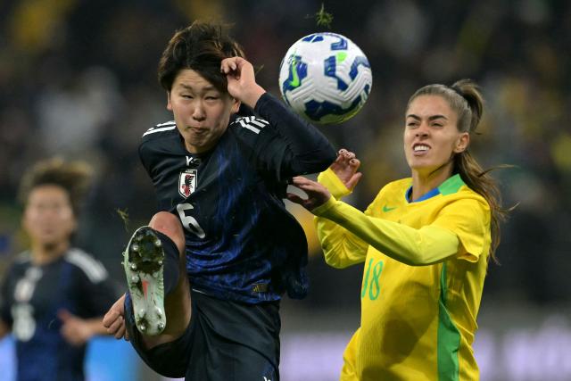 Japan's defender Toko Koga and Brazil's forward #18 Jhennifer fight for the ball during a friendly football match between Brazil and Japan, at the Arena Corinthians stadium in Sao Paulo, Brazil on May 30, 2025. (Photo by NELSON ALMEIDA / AFP)
