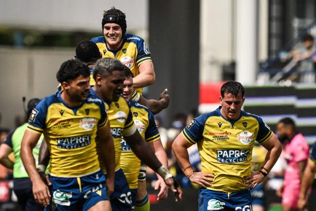 Clermont players celebrate after scoring a try during the French Top14 rugby union match between ASM Clermont Auvergne and Stade Francais Paris at the Marcel-Michelin Stadium in Clermont-Ferrand, central France on May 31, 2025. (Photo by JEFF PACHOUD / AFP)