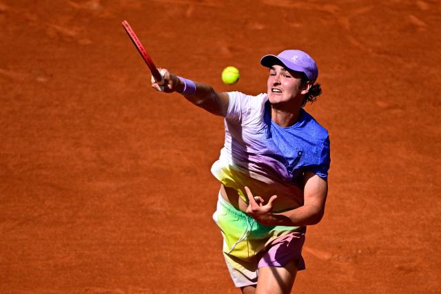 Brazil's Joao Fonseca plays a forehand return to Britain's Jack Draper during their men's singles match on day 7 of the French Open tennis tournament on Court Suzanne-Lenglen at the Roland-Garros Complex in Paris on May 31, 2025. (Photo by JULIEN DE ROSA / AFP)