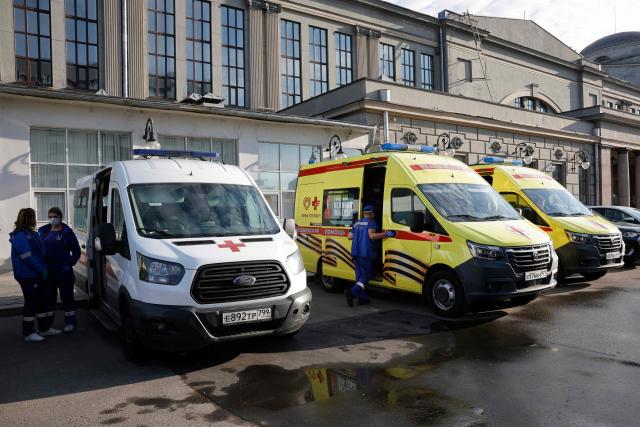 Russian medics stand next to ambulances parked at Kievsky railway station in Moscow on June 1, 2025, as they wait for the arrival of injured passengers following a bridge collapse in the Bryansk region. At least seven people were killed late on May 31, 2025 and dozens injured after a bridge collapsed onto a railway in a Russian region bordering Ukraine, officials said, in an incident the railway operator blamed on "illegal interference". (Photo by TATYANA MAKEYEVA / AFP)