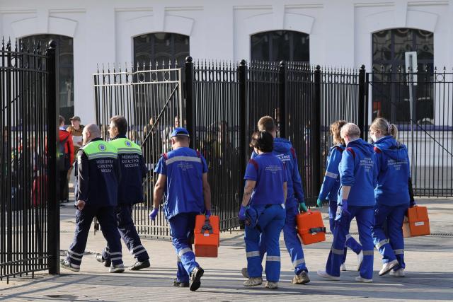 Russian medics gather at Kievsky railway station in Moscow on June 1, 2025, prior to the arrival of injured passengers following a bridge collapse in the Bryansk region. At least seven people were killed late on May 31, 2025 and dozens injured after a bridge collapsed onto a railway in a Russian region bordering Ukraine, officials said, in an incident the railway operator blamed on "illegal interference". (Photo by TATYANA MAKEYEVA / AFP)