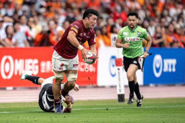 Toshiba Brave Lupus Tokyo's Takeshi Sasaki makes a pass during the Rugby League One 2024-25 play-offs final between Toshiba Brave Lupus Tokyo and Kubota Spears Funabashi Tokyo Bay at the National Stadium in Tokyo on June 1, 2025. (Photo by Philip FONG / AFP)