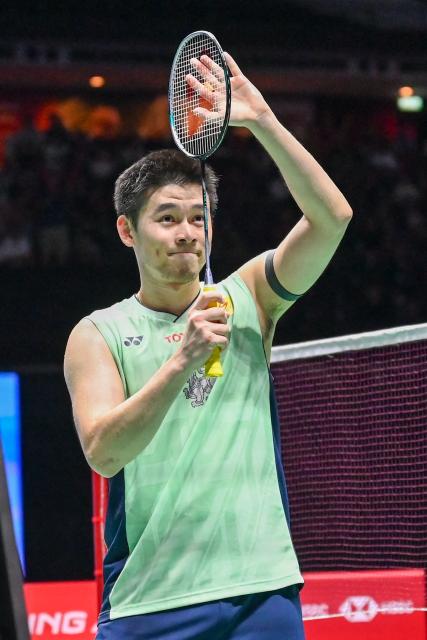 Kunlavut Vitidsarn of Thailand acknowledges spectators after his victory against Lu Guangzu of China in the men's singles final at the Singapore Open badminton tournament in Singapore on June 1, 2025. (Photo by Roslan RAHMAN / AFP)