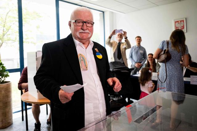 Former president of Poland Lech Walesa casts his ballot at a polling station in Gdansk, Poland, during the second round of the presidential elections on June 1, 2025. Polling stations opened for a tight presidential election runoff that will have major implications for the country's role in Europe, and for abortion and LGBTQ rights. Opinion polls have predicted an extremely close race with nationalist historian Karol Nawrocki and pro-EU Warsaw Mayor Rafal Trzaskowski neck and neck ahead of the vote. (Photo by MATEUSZ SLODKOWSKI / AFP)