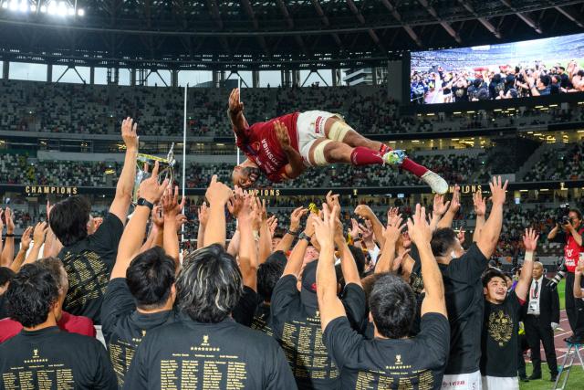 Toshiba Brave Lupus Tokyo's Michael Leitch (C) is thrown into the air as he celebrates with his team after winning the Rugby League One 2024-25 play-offs final against Kubota Spears Funabashi Tokyo Bay at the National Stadium in Tokyo on June 1, 2025. (Photo by Philip FONG / AFP)