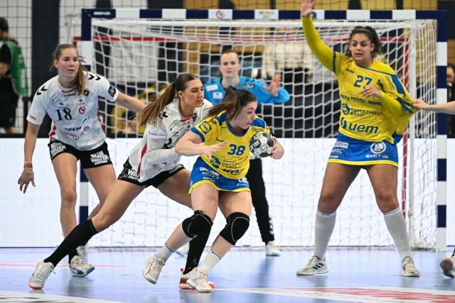 Metz's Hungarian centre back Petra Vamos (C) and Esbjerg's Danish left back Line Haugsted vie during the EHF FINAL4 Women 2025 women's EHF Champions League third-place handball match between Team Esbjerg (DEN) and Metz Handball (FRA) on June 1, 2025 in Budapest, Hungary. (Photo by Attila KISBENEDEK / AFP)