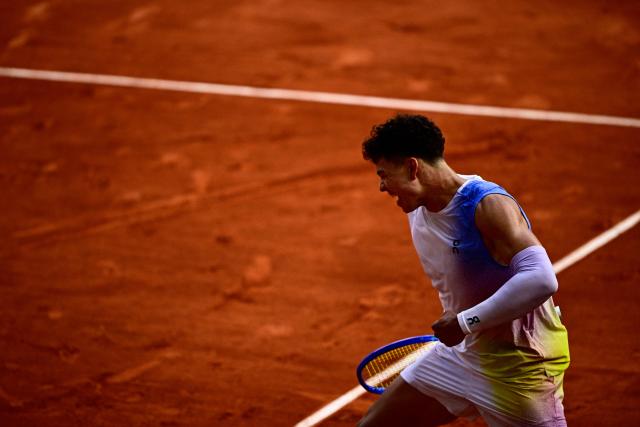 US Ben Shelton reacts after winning a set during his men's singles match against Spain's Carlos Alcaraz on day 8 of the French Open tennis tournament on Court Philippe-Chatrier at the Roland-Garros Complex in Paris on June 1, 2025. (Photo by JULIEN DE ROSA / AFP)