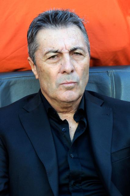 Huracan's head coach Frank Kudelka watches his players from the bench ahead of the Argentine Professional Football League 2025 Apertura Tournament final match between Huracan and Platense at Madre de Ciudades stadium in Santiago del Estero, Argentina on June 1, 2025. (Photo by Eduardo RAPETTI / AFP)