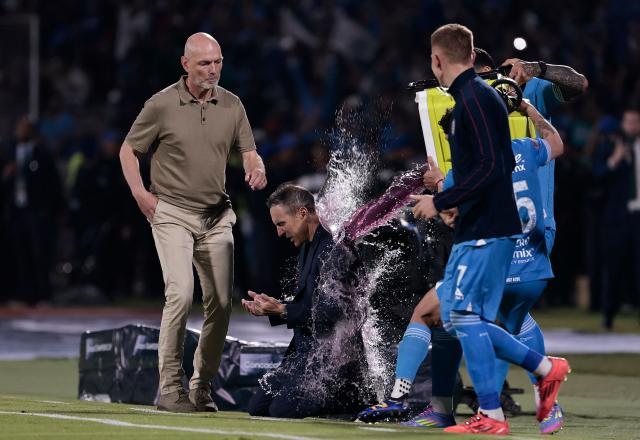 Cruz Azul players pout beberage over Uruguayan interim coach Vicente Sanchez after winning the CONCACAF Champions Cup final football match between Mexico's Cruz Azul and Canada's Vancouver Whitecaps at the Olimpico Universitario Stadium in Mexico City on June 1, 2025. (Photo by DANIEL GAMEZ GUTIERREZ / AFP)