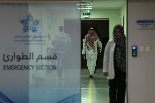 Medics and people walk at a heat stroke treatment unit at the Mina Emergency Hospital in the holy city of Mecca on June 1, 2025, as Muslim pilgrims arrive for the annual Hajj pilgrimage. More than a million Muslim pilgrims poured into the holy city of Mecca ahead of the annual hajj, with authorities vowing to hold a safer pilgrimage amid searing desert heat and a massive crackdown on illegal visitors. (Photo by HAZEM BADER / AFP)