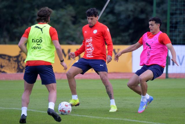 Paraguay's defender Gustavo Gomez (C) is challenged by Paraguay's forward Ramon Sosa (R) during a training session at the High Performance Center (Carde) in Ypane, Paraguay, on June 2, 2025, ahead of their match against Uruguay. (Photo by DANIEL DUARTE / AFP)