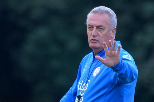 Paraguay's Argentine coach Gustavo Alfaro waves at the press during a training session at the High Performance Center (Carde) in Ypane, Paraguay, on June 2, 2025, ahead of their match against Uruguay. (Photo by Daniel DUARTE / AFP)