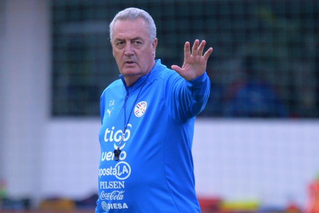 Paraguay's Argentine coach Gustavo Alfaro waves at the press during a training session at the High Performance Center (Carde) in Ypane, Paraguay, on June 2, 2025, ahead of their match against Uruguay. (Photo by Daniel DUARTE / AFP)