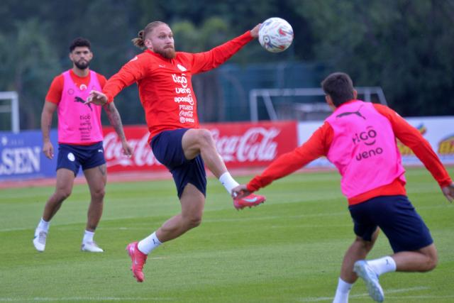 Paraguay's forward Isidro Pitta jumps for the ball during a training session at the High Performance Center (Carde) in Ypane, Paraguay, on June 2, 2025, ahead of their match against Uruguay. (Photo by DANIEL DUARTE / AFP)