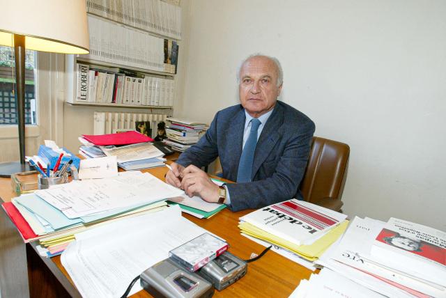 (FILES) French editor and co-founder of magazine "Le Debat" (The Debate) Pierre Nora, poses during a photo session at the Gallimard publishing house headquarters in Paris on January 27, 2003. French historian Pierre Nora has died at the age of 93, his family has announced to AFP on June 2, 2025. (Photo by Jack GUEZ / AFP)