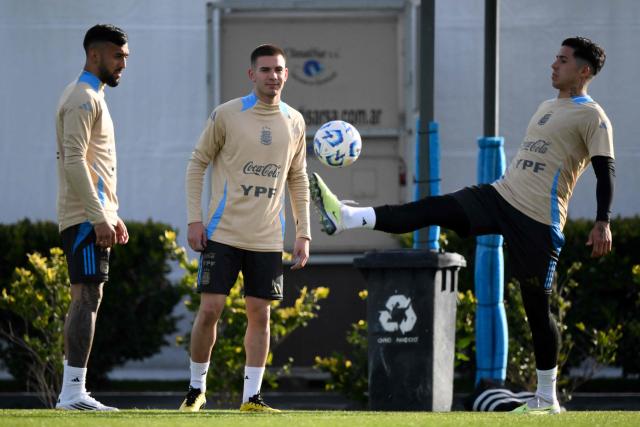 Argentina's forward Nicolas Gonzalez (L), midfielder Franco Mastantuono (C) and midfielder Enzo Fernandez (R) take part in a training session in Ezeiza, Buenos Aires province, Argentina on June 3, 2025, ahead of the FIFA World Cup 2026 qualifier football match against Chile on June 5 at the National Stadium in Santiago. (Photo by LUIS ROBAYO / AFP)