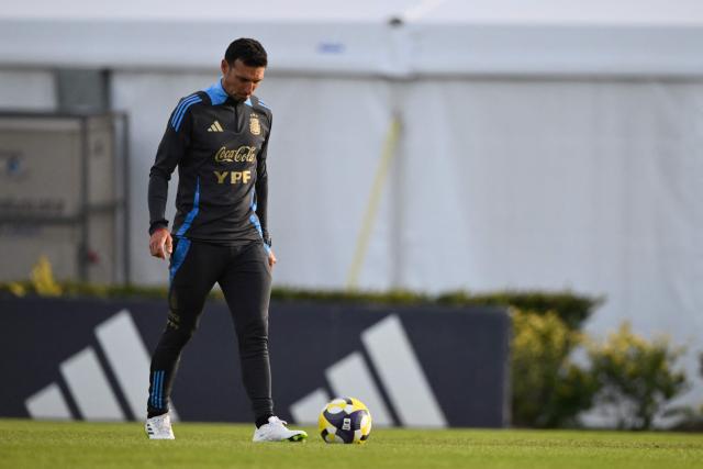 Argentina's head coach Lionel Scaloni takes part in a training session in Ezeiza, Buenos Aires province, Argentina on June 3, 2025, ahead of the FIFA World Cup 2026 qualifier football match against Chile on June 5 at the National Stadium in Santiago. (Photo by LUIS ROBAYO / AFP)