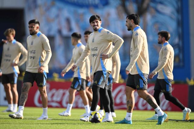 Argentina's defender Kevin Lomonaco (C) takes part in a training session in Ezeiza, Buenos Aires province, Argentina on June 3, 2025, ahead of the FIFA World Cup 2026 qualifier football match against Chile on June 5 at the National Stadium in Santiago. (Photo by LUIS ROBAYO / AFP)