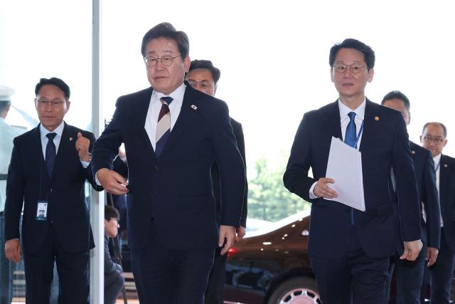 South Korea's President Lee Jae-myung (C) arrives at the presidential office following his inauguration ceremony in Seoul on June 4, 2025. (Photo by Chung Sung-Jun / POOL / AFP)