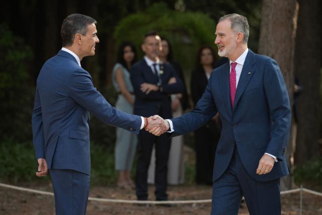 Spain's Prime Minister Pedro Sanchez (L) shakes hands with Spain's King Felipe VI at the start of 28th Conference of Presidents of the Autonomous Regions in Barcelona, on June 6, 2025. (Photo by Josep LAGO / AFP)