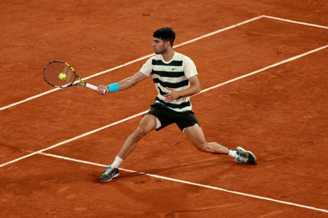 Spain's Carlos Alcaraz plays a forehand return to Italy's Lorenzo Musetti during their men's singles semi-final match on day 13 of the French Open tennis tournament on Court Philippe-Chatrier at the Roland-Garros Complex in Paris on June 6, 2025. (Photo by Alain JOCARD / AFP)