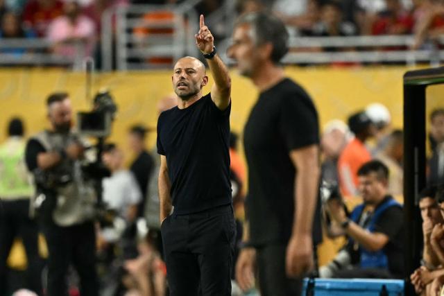 Inter Miami's Argentine head coach Javier Macherano gestures to his team during the Club World Cup 2025 Group A football match between Egypt's Al-Ahly and US Inter Miami at the Hard Rock stadium in Miami on June 14, 2025. (Photo by PATRICIA DE MELO MOREIRA / AFP)