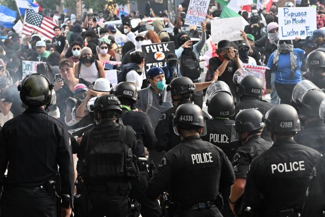 Police advance to clear the streets as protestors react on June 14, 2025 in Los Angeles, California after the "No Kings" demonstration. Tens of thousands of protesters rallied nationwide Saturday against Donald Trump ahead of a huge military parade on the US president's 79th birthday -- as the killing of a Democratic lawmaker underscored the deep divisions in American politics. "No Kings" demonstrators took to the streets in New York, Los Angeles, Chicago, Philadelphia, Houston, Atlanta and hundreds of other cities across the United States to condemn what they call Trump's dictatorial overreach. (Photo by Robyn Beck / AFP)