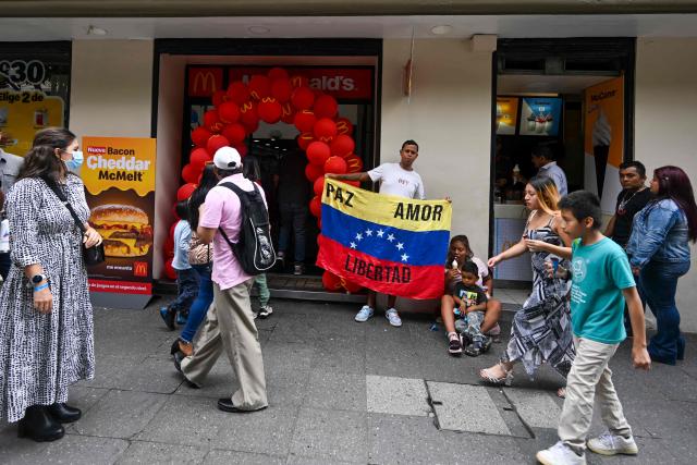 A Venezuelan family asks for help in the Historic Centerin Guatemala City on June 15, 2025. (Photo by JOHAN ORDONEZ / AFP)