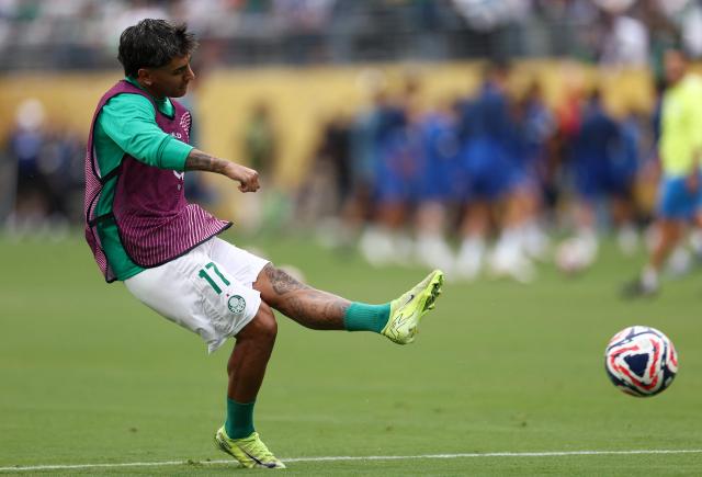 Palmeiras' Uruguayan forward #17 Facundo Torres shoots the ball during the warmup ahead of the Club World Cup 2025 Group A football match between Brazil's Palmeiras and Portugal's FC Porto at the MetLife stadium East Rutherford, New Jersey on June 15, 2025. (Photo by FRANCK FIFE / AFP)