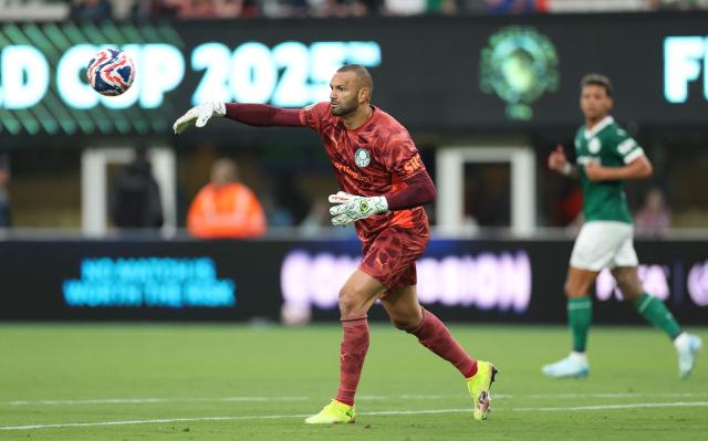 Palmeiras' Brazilian goalkeeper #21 Weverton throws the ball during the Club World Cup 2025 Group A football match between Brazil's Palmeiras and Portugal's FC Porto at the MetLife stadium East Rutherford, New Jersey on June 15, 2025. (Photo by CHARLY TRIBALLEAU / AFP)