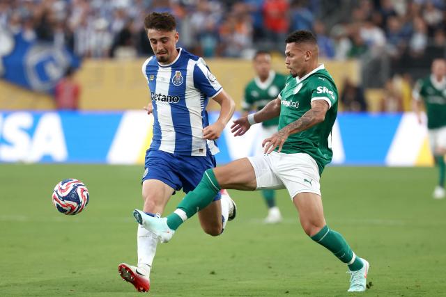 FC Porto's Portuguese defender #52 Martim Fernandes and Palmeiras' Brazilian forward #10 Paulinho fight for the ball during the Club World Cup 2025 Group A football match between Brazil's Palmeiras and Portugal's FC Porto at the MetLife stadium East Rutherford, New Jersey on June 15, 2025. (Photo by FRANCK FIFE / AFP)