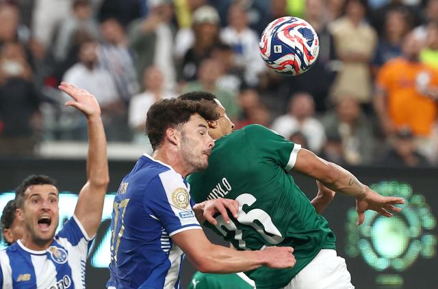 FC Porto's Portuguese defender #97 Ze Pedro and Palmeiras' Brazilian defender #26 Murilo fight for the ball during the Club World Cup 2025 Group A football match between Brazil's Palmeiras and Portugal's FC Porto at the MetLife stadium East Rutherford, New Jersey on June 15, 2025. (Photo by FRANCK FIFE / AFP)