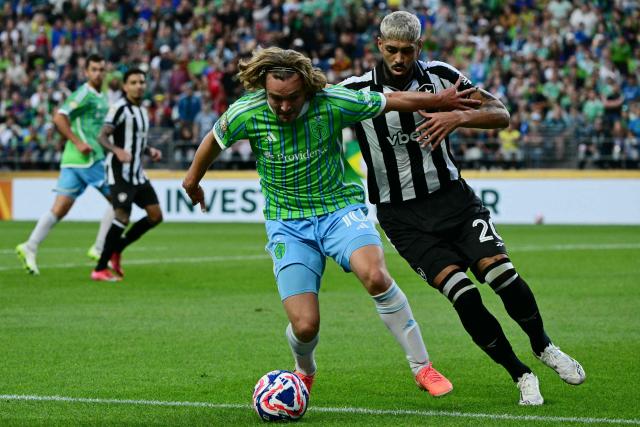 Seattle Sounders' Argentine midfielder #10 Pedro De La Vega and Botafogo's Argentine defender #20 Alexander Barboza fight for the ball during the Club World Cup 2025 Group B football match between Brazil's Botafogo and US Seattle Sounders at the Lumen Field stadium in Seattle on June 15, 2025. (Photo by Pablo PORCIUNCULA / AFP)