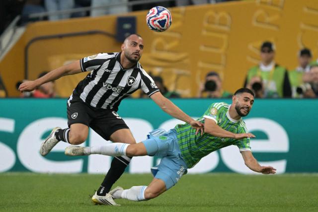 Botafogo's Brazilian forward #98 Arthur Cabral and Seattle Sounders' El Salvadorian midfielder #16 Alexander Roldan fight for the ball during the Club World Cup 2025 Group B football match between Brazil's Botafogo and US Seattle Sounders at the Lumen Field stadium in Seattle on June 15, 2025. (Photo by JUAN MABROMATA / AFP)