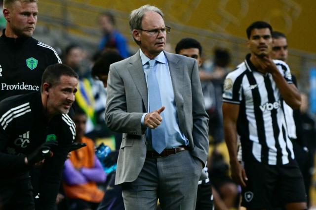 Seattle Sounders' US coach Brian Schmetzer gestures during the Club World Cup 2025 Group B football match between Brazil's Botafogo and US Seattle Sounders at the Lumen Field stadium in Seattle on June 15, 2025. (Photo by Pablo PORCIUNCULA / AFP)