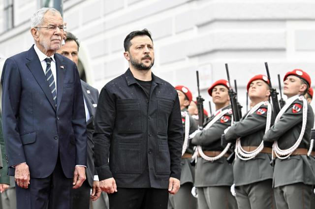 Austrian President Alexander Van Der Bellen (L) and Ukrainian President Volodymyr Zelensky review the Austrian guard of honor in Vienna, Austria, on Juni 16, 2025, during a welcoming ceremony at the beginning of Zelensky's visit. (Photo by HANS KLAUS TECHT / APA / AFP) / Austria OUT