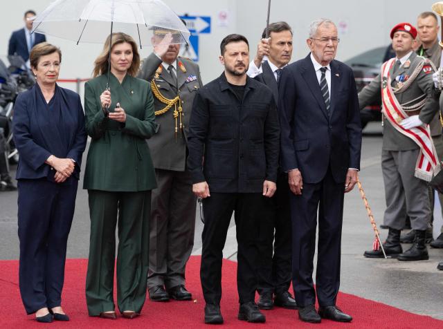 Austrian President Alexander Van Der Bellen (R) and his wife Doris Schmidauer (L) welcome Ukrainian President Volodymyr Zelensky (2ndR) and his wife Olena Zelenska in Vienna, Austria, on Juni 16, 2025, during a welcoming ceremony at the beginning of Zelensky's visit. (Photo by Joe Klamar / AFP) / Austria OUT