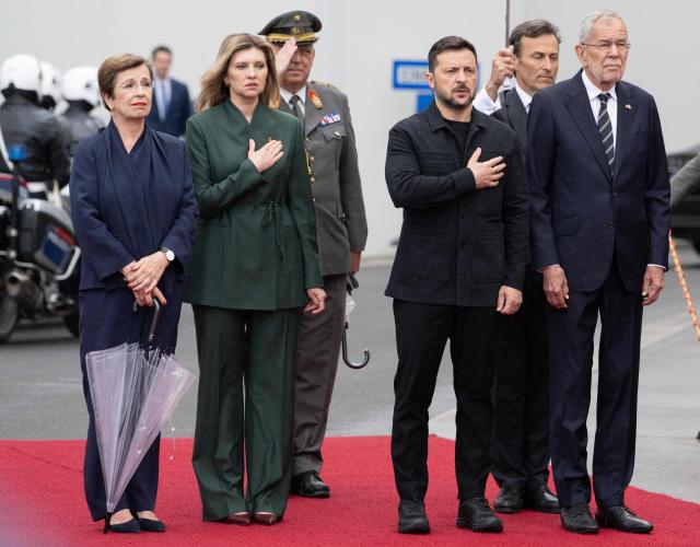 Austrian President Alexander Van Der Bellen (R) and his wife Doris Schmidauer (L) welcome Ukrainian President Volodymyr Zelensky (2ndR) and his wife Olena Zelenska in Vienna, Austria, on Juni 16, 2025, during a welcoming ceremony at the beginning of Zelensky's visit. (Photo by Joe Klamar / AFP) / Austria OUT