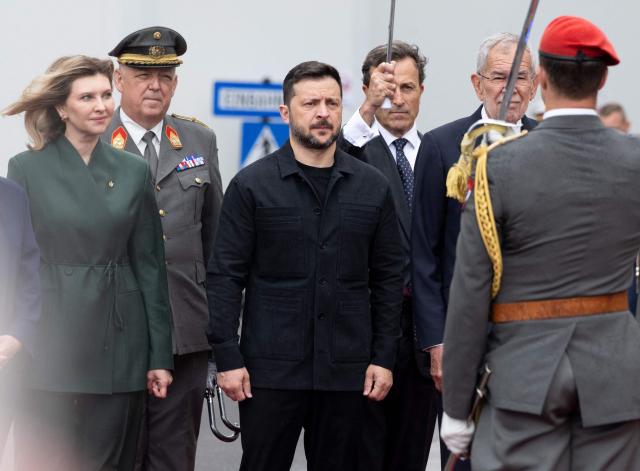 Austrian President Alexander Van Der Bellen (R) welcome Ukrainian President Volodymyr Zelensky (C) and his wife Olena Zelenska in Vienna, Austria, on Juni 16, 2025, during a welcoming ceremony at the beginning of Zelensky's visit. (Photo by Joe Klamar / AFP) / Austria OUT
