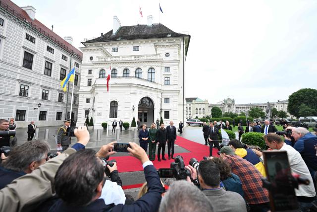 Austrian President Alexander Van Der Bellen (R) and his wife Doris Schmidauer (L) pose with Ukrainian President Volodymyr Zelensky (2ndR) and his wife Olena Zelenska in Vienna, Austria, on Juni 16, 2025, during a welcoming ceremony at the beginning of Zelensky's visit. (Photo by HELMUT FOHRINGER / APA / AFP) / Austria OUT