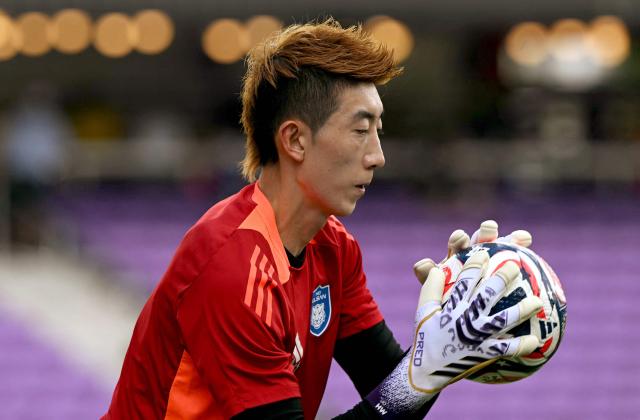 Ulsan Hyundai FC's South Korean goalkeeper #31 Ryu Seongmin warms up before the FIFA Club World Cup 2025 Group F football match between South Korea's Ulsan HD and South Africa's Mamelodi Sundowns at the Inter&Co stadium in Orlando on June 17, 2025. (Photo by PATRICIA DE MELO MOREIRA / AFP)