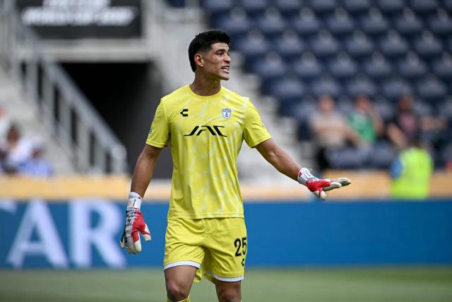 Pachuca's Mexican goalkeeper #25 Carlos Moreno gestures during the FIFA Club World Cup 2025 Group H football match between Mexico's Pachuca and Austria's FC Salzburg at the TQL stadium in Cincinnati on June 18, 2025. (Photo by Paul ELLIS / AFP)