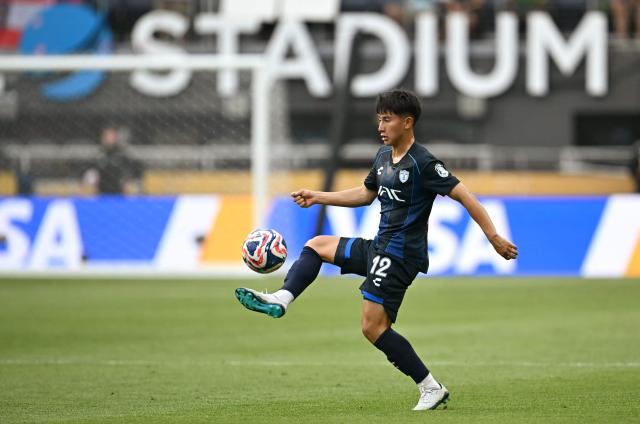 Pachuca's Mexican forward #12 Alexei Dominguez controls the ball during the FIFA Club World Cup 2025 Group H football match between Mexico's Pachuca and Austria's FC Salzburg at the TQL stadium in Cincinnati on June 18, 2025. (Photo by Paul ELLIS / AFP)
