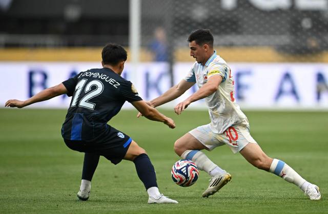 Pachuca's Mexican forward #12 Alexei Dominguez and Salzburg's Israeli midfielder #30 Oscar Gloukh fight for the ball during the FIFA Club World Cup 2025 Group H football match between Mexico's Pachuca and Austria's FC Salzburg at the TQL stadium in Cincinnati on June 18, 2025. (Photo by Paul ELLIS / AFP)