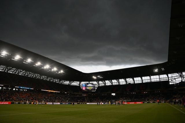 Pachuca's players and FC Salzburg's players leave the field after a weather delay in the FIFA Club World Cup 2025 Group H football match between Mexico's Pachuca and Austria's FC Salzburg at the TQL stadium in Cincinnati on June 18, 2025. (Photo by Paul ELLIS / AFP)